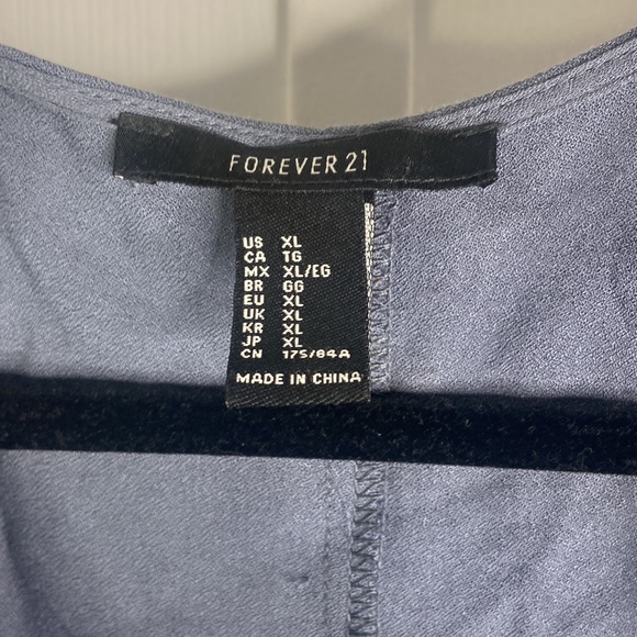 Airy romper flattering - Picture 2 of 3